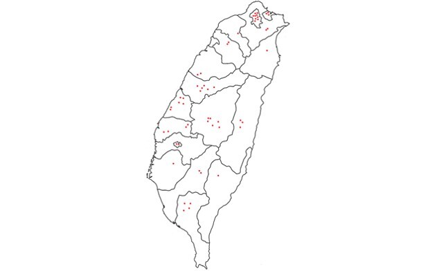 台灣地圖，標示紅點可能為青草茶店家訪談地點。研究摘要為首次系統性中草植物學調查，記錄青草茶使用、成分、植物來源及從業人員背景等，詳細圖文摘要說明。
